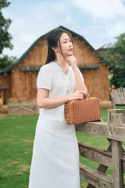 Áo thô thêu tay cộc cổ V gấu sóng phối dây buộc